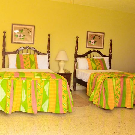 Sahara Dela Mer Inn Montego Bay Buitenkant foto